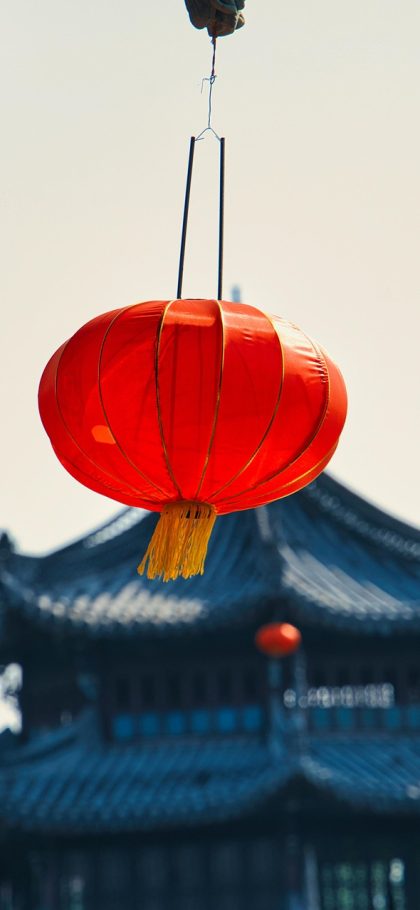 完美世界电竞 App 赛事首页竖屏截图，顶部显示进行中比赛卡片与实时比分，下方是今日赛程时间轴，深灰界面配橙色高亮标签